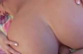 Blonde slet rookt tijdens deepthroat blowjob