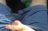 Een hand aan het stuur en haar andere hand laat zijn harde pik spuiten...
