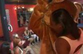 Sexy ebony pijpt grote zwarte lul keihard in volle zaal