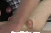 Door de blinddoek kan de twink nog beter genieten van de erotische massage