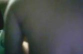 Trekkend aan zijn lul kijkt hij toe hoe zijn vrouw geneukt word