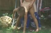 Gluurder filmt hete tieners die in de tuin neuken