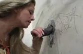 Neger pijper door gloryhole