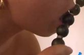 Lesbo meisjes spelen met een dildo