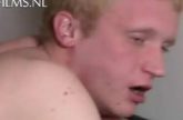 De blonde jongeman pijpt en laat zich door de neger lul anal neuken