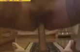 Huisvrouwtje stript in de keuken voor haar husband