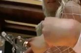 De sexy tieten van Holly Michaels mishandelt
