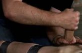 Terwijl de jongen ligt vastgebonden word zijn penis afgetrokken