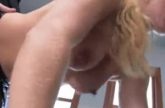 Vrouw neukt zich zelf anaal bij de pisbakken