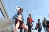 Kinky amateur sletje doet plassex in het openbaar