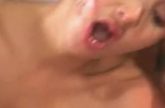 Aziatisch hoertje dubbel gepenetreerd met een lul en een dildo
